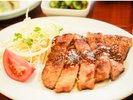 特製味噌だれで仕上げた豚肉の味噌柚庵焼きと、揚げたて天ぷらを楽しめる夕食一例です。
