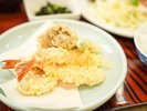 特製味噌だれで仕上げた豚肉の味噌柚庵焼きと、揚げたて天ぷらを楽しめる夕食一例です。