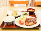 特製味噌だれで仕上げた豚肉の味噌柚庵焼きと、揚げたて天ぷらを楽しめる夕食一例です。
