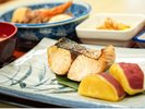 春が旬のサワラの塩焼きと、じっくり煮込んだ牛すじおでんを味わえる夕食一例です。