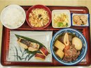 春が旬のサワラの塩焼きと、じっくり煮込んだ牛すじおでんを味わえる夕食一例です。