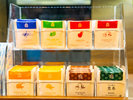 【アメニティバー】紅茶、緑茶なども数種類取り揃えております