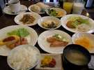 手作り朝食をバランス良く召し上がれ。