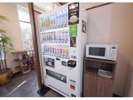 1階リラクゼーションルームに電子レンジ、自動販売機のご用意がございます。