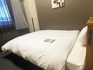 【シングルルーム】セミダブルサイズのベッドでゆっくりとおくつろぎ頂けます。