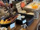 朝食ビュッフェにはフレンチトーストやフルーツも!