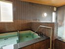 水風呂は2つの深さを設定。さらにチラーを導入し夏場も15度前後のひんやり水風呂でととのえます