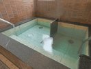 腰かけてととのう水深55p。肩までつかれる水深85pの水風呂。