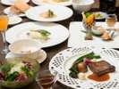 【夕食一例】春の旬の食材をふんだんに使用したコース料理。春の風味と共にお楽しみください