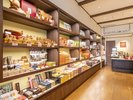 【売店】コンビニエンスストアとお土産処が一緒になって便利に♪