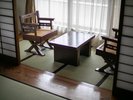 【和室10畳】お部屋の縁側にはテーブルと椅子をご用意しております。
