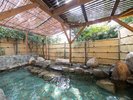 男湯【露天風呂】自然の風と木漏れ日が差し込む露天風呂