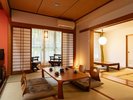 【家族室】自然光あふれる和室。畳と木の温もりが調和した、くつろぎの家族空間。9名様までご宿泊可。
