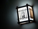 【家族室】伝統的な和風照明が空間に温かみと情緒を添える、くつろぎの灯り。