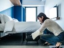スーツケースはベッド下に収納できるので、コンパクトなお部屋を広々開放的にお使いいただけます。