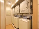 ■ランドリーコーナー:洗濯機(無料)、乾燥機(100円/20分)
