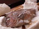 鯛の塩釜焼き(塩終わると湯気が立ち込める)※写真はイメージ
