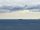 曇り空と雨に包まれた海の眺め