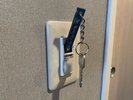 ルームキーは壁に設置してある電源に差し込んでください