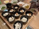 朝食の一例 お好きな具材で出汁茶づけ