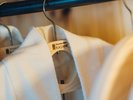 【客室】家具職人が一つずつ手作りしたオリジナルハンガーをご用意しております