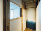 【デラックスルーム 四角】藍染和紙でデザインされたドアを開けると2間続きの空間へ