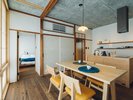 【デラックスルーム 四角】客室は、リビングキッチンと、寝室の2部屋に分かれております