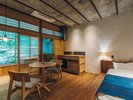 【スタンダードルーム 三角】建物の2階にあり、広さは約24平米。定員は2名様のお部屋