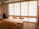 【デラックスルーム 四角】大人4人が寛げる客室に無垢素材の自社オリジナル家具を配置しました