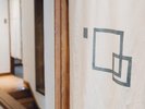 【デラックスルーム 四角】建物の2階にあり、広さは約37平米。定員は4名様