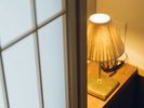 【スタンダードルーム 丸】客室のランプはファブリックと真鍮を組み合わせた自社オリジナル製品
