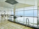【展望大浴場】琵琶湖のパノラマが目の前に広がります。