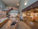 【売店】地域の特産品やおみやげを販売しています。