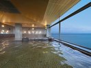 6階にある温泉大浴場は、ガラス張りの展望風呂。琵琶湖のパノラマが目の前に広がります。