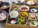 【朝食】お一人様ずつの和食膳をご用意いたします