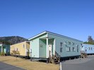☆青空と色とりどりのトレーラーハウスが印象的。