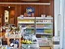売店ではアルコール類などのドリンクややオリジナル商品を販売しております。