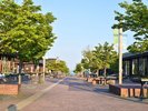 海からの風が心地よいレンガみち。
