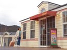 フロント棟へ向かうアプローチ。非日常感のある導線です。