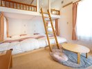 ロフトが子供部屋のようになったトリプルルーム。お子さまとの旅に。