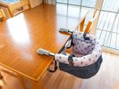 お子様用チェアを備えた食事スペース。ファミリーでのご利用も安心。
