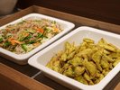 【朝食】日替わりメニュー一例(ホットデリ)左・ソーメンチャンプル 右・フライドポテトのジェノベーゼ