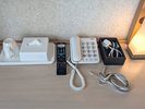 スマホ充電器はデスクの上に備え付けですよ♪