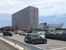 ホテル北側の駐車場から正面玄関をのぞむとこんな風に見えます@@
