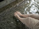 足湯…大自然を見ながら足元からゆっくり.温めます。お風呂とは別の温泉を使用した温泉足湯です。