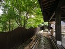 足湯…大自然を見ながら足元からゆっくり温めます。お風呂とは別の源泉を使用した温泉足湯です。