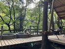 サウナを出ると目の前には美しい湖畔。その景色を眺めながらととのい椅子でととのう時間は格別です