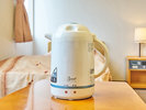 ・【全室共通】全室湯沸かしポット付き。温かい飲み物やカップ麵もお楽しみいただけます