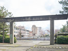 ・【周辺】歴史ある福井神社の鳥居が、旅のスタートを優しく彩ります