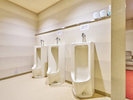 ・【館内トイレ】館内には男女別の共用トイレがございます